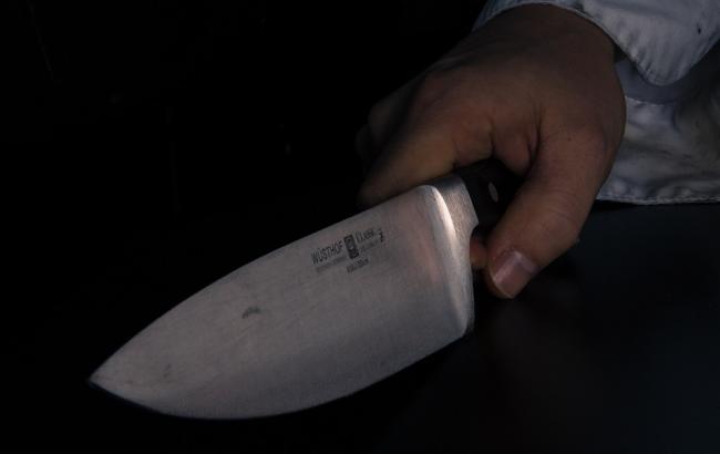 В Киеве пьяный мужчина угрожал своим детям ножом