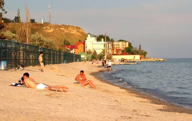 Туристи в шоці: на відомому українському курорті позеленів пляж (фото)