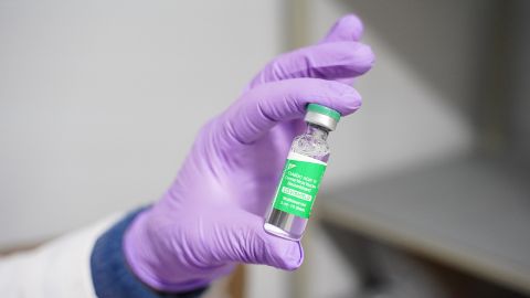 ВОЗ обнаружила поддельную вакцину Covishield в двух странах: что произошло