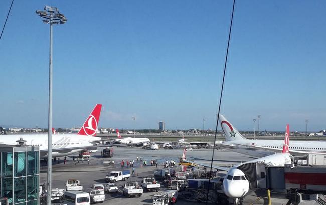 В аэропорту Стамбула столкнулись два пассажирских самолета