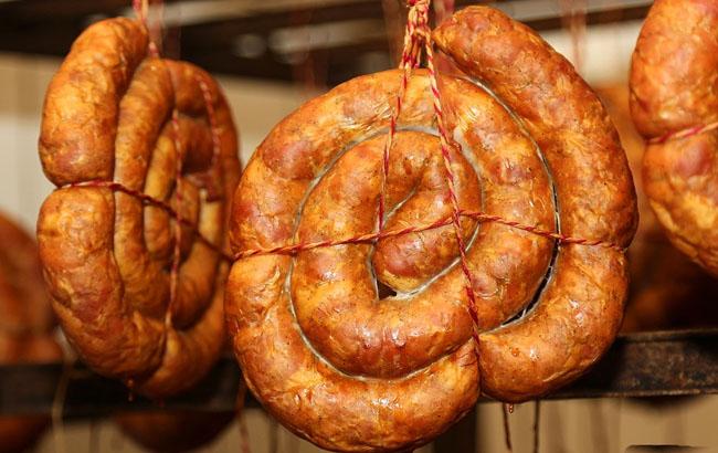 На симферопольском рынке "поймали" запрещенную украинскую колбасу в "компании" с европейским сыром