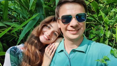 В цветнике: счастливый Дмитрий Комаров позировал в окружении любимых женщин