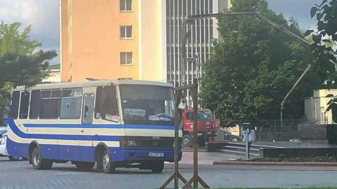 В Луцке неизвестный захватил автобус с заложниками