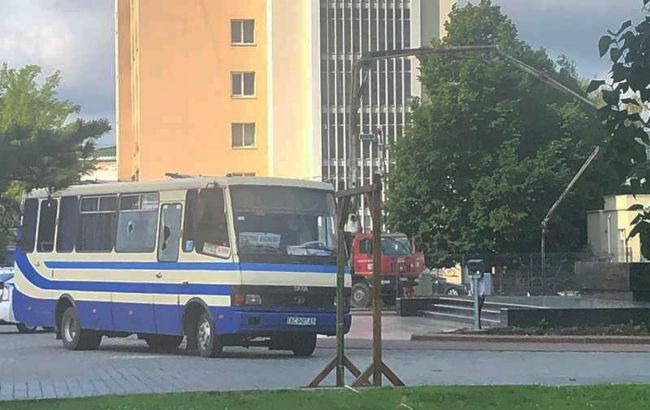 В Луцке неизвестный захватил автобус с заложниками