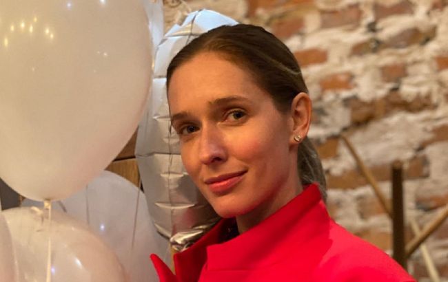 Красный - к лицу: Катя Осадчая в мини-платье показала стильный повседневный образ