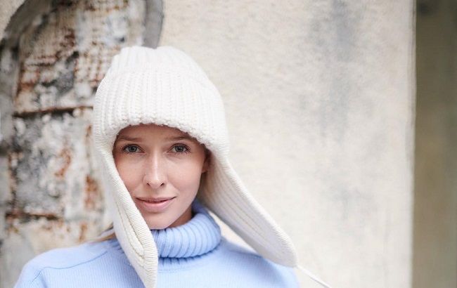 Блестящая Катя Осадчая сверкнула оригинальной шляпкой на YUNA 2019
