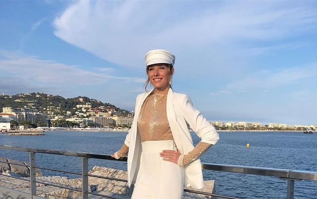 В стильном наряде и с коляской: Осадчая взволновала фанов фото из Одессы