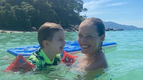 Тримати баланс: Осадча і Горбунов з сином влаштували яскраву фотосесію під час сапсерфінгу