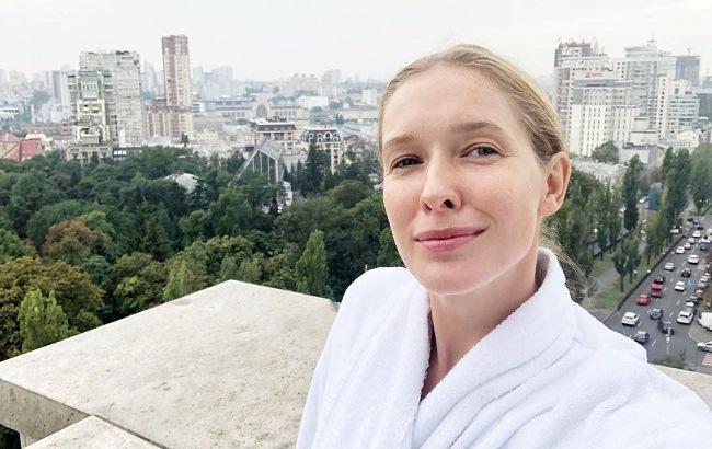 "Обычная красивая украиночка": Катя Осадчая в "бомбовом" платье за 1700 грн покорила сеть