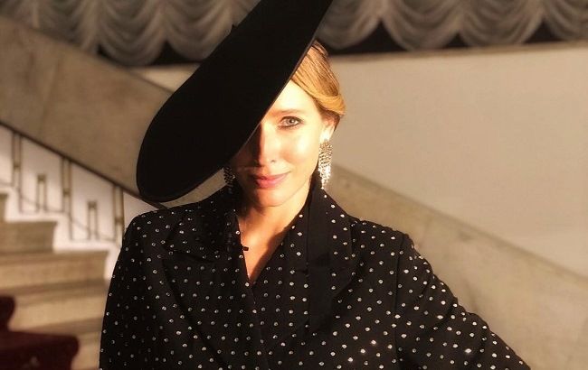 Катя Осадчая в стильных очках показала весенний портрет без фильтров