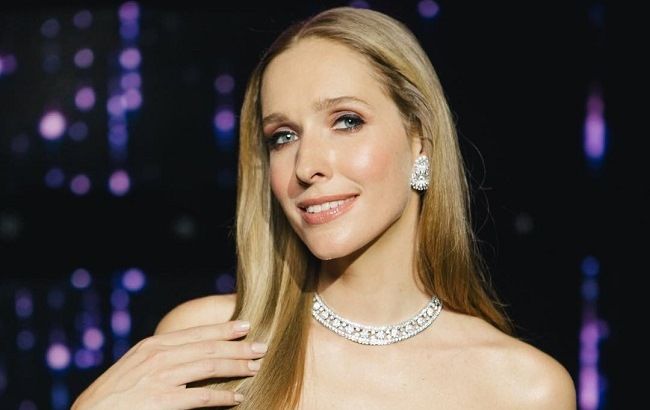 Повітряний зефір: Катя Осадча захопила стильним виходом в рожевому костюмі