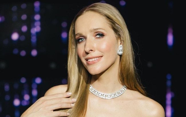 "Немов 16-ть!" Катя Осадча захопила ніжним фото без макіяжу з улюбленими квітами