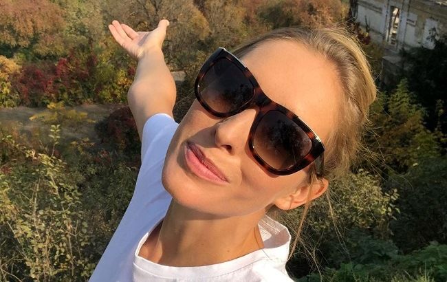 В шортах и рубашке: Осадчая покорила по-девичьи милым образом из Амстердама