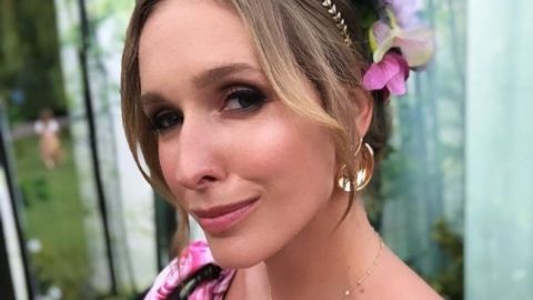 Розслаблена Катя Осадча засвітила декольте на пікантному фото