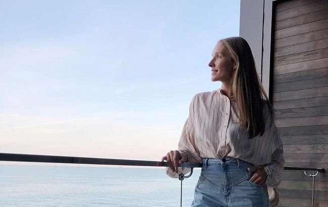 Бегущая по волнам: Катя Осадчая восхитила стройной фигурой в купальнике