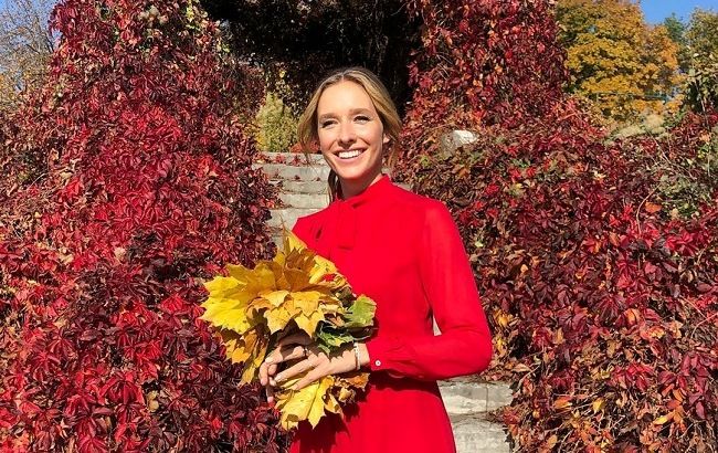 Вернулась в детство: счастливая Осадчая повалялась с сыном в осенней листве