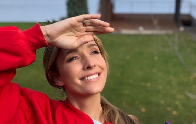 Классическая красота: Осадчая очаровала стильным нарядом