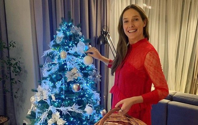 Катя Осадчая подчеркнула соблазнительные изгибы роскошным праздничным платьем