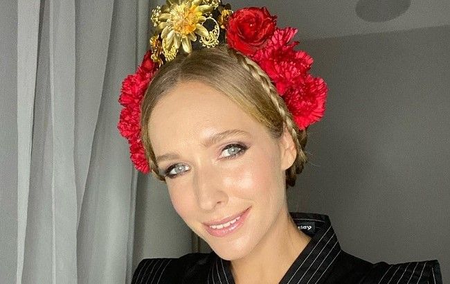 З корабля на бал: Катя Осадча блищала в червоному платті і капелюшку з вуаллю