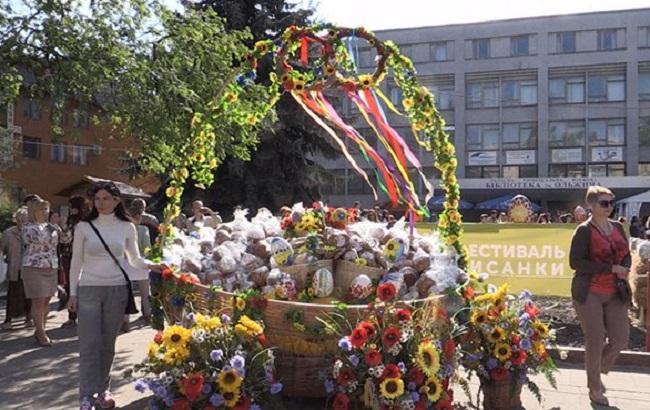 В Житомирі освятили величезну великодній кошик, яку відправлять на Донбас