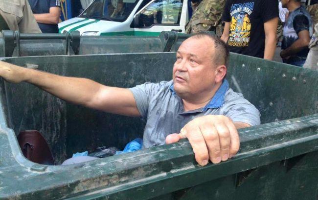 Начальника ФГИУ Одесской обл. бросили в мусорник (фото)