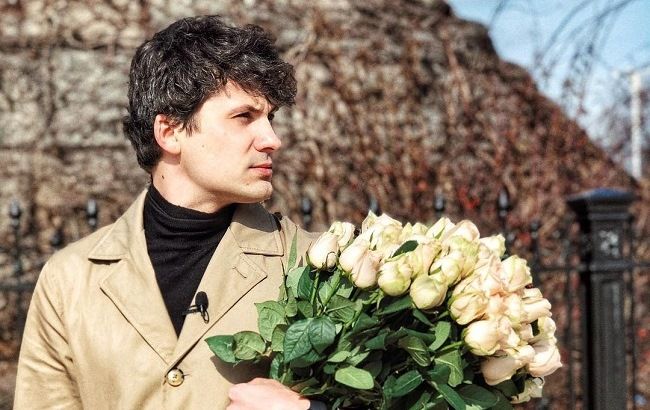 Екс-учасник Танців з зірками Женя Кот привітав дівчат на вулицях Києва (відео)