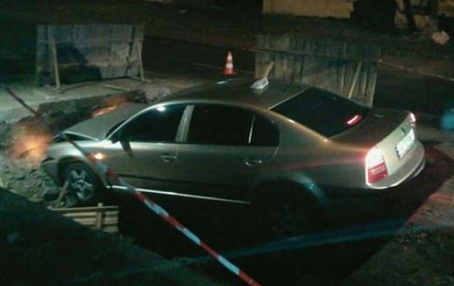 Завез в котлован: в Киеве водитель такси и его пассажирка стали жертвами дорожных работ