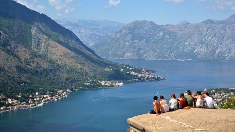 В Черногории усилили карантин: ночные клубы закрыли до августа