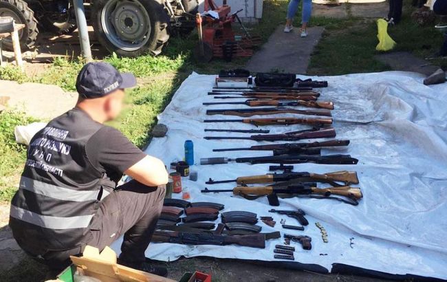 У Чернігівській області виявили арсенал зброї війського зразка