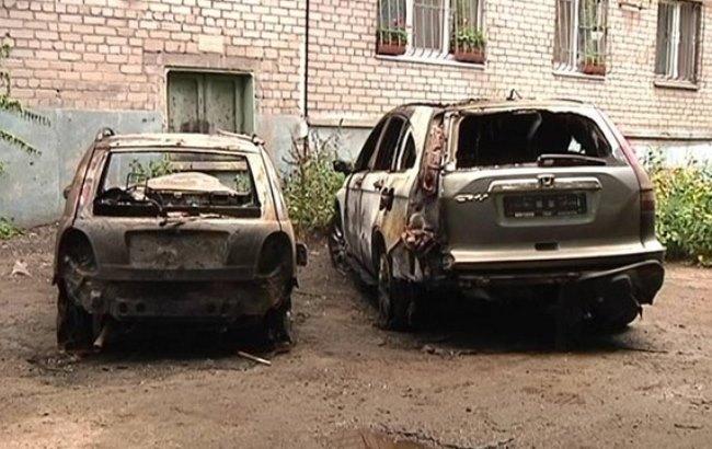 В Єнакієвому люди спалили машини, відібрані у них російськими військовими