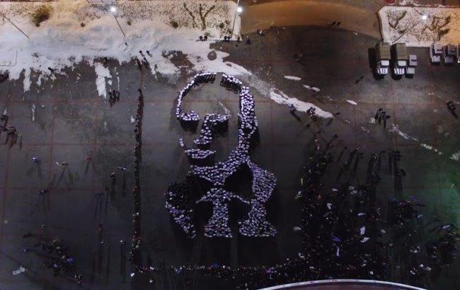 Российские студенты выложили своими телами гигантский портрет Путина