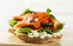 Топ-7 продуктів, які варто з&rsquo;їсти перед вечіркою, щоб забути про похмілля