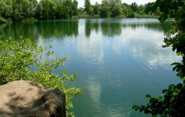 Идеальный отдых: малоизвестное озеро возле Киева очаровывает красотой