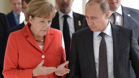 Меркель обговорила з Путіним Україну