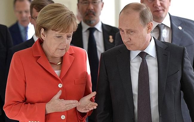 Меркель обговорила з Путіним Україну