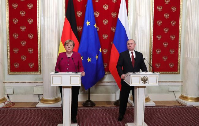 Тон Меркель щодо РФ посилився через ситуацію з Навальним, - Bloomberg