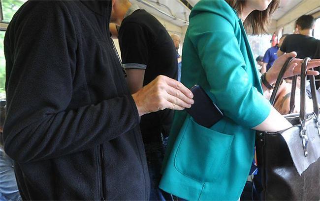 "Відібрав у дочки гроші": у Києві розшукують небезпечного грабіжника (фото)