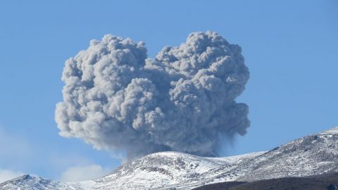 Вулкан Эбеко на Курилах выбросил пепел на высоту 2 км. Есть вероятность извержения