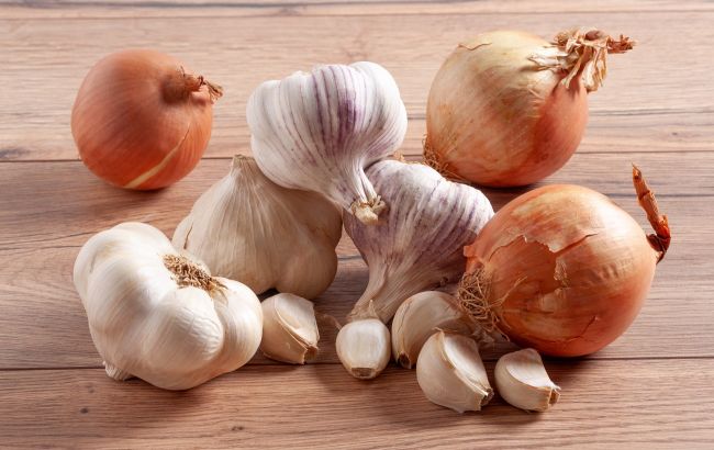 Лук и чеснок плесневеют? Простой способ, чтобы они хранились 3 месяца