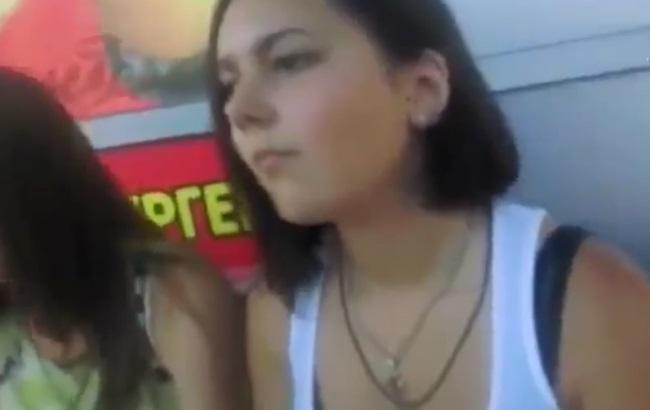 У Криму бойовик з матами змусив дівчину зняти кулон-тризуб