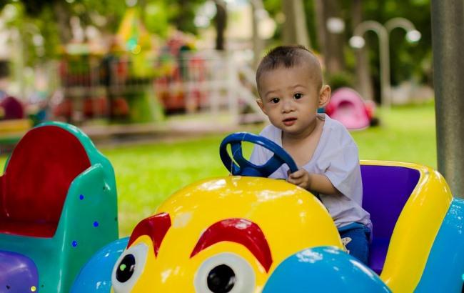 11-летний украинец угнал авто и врезался в бордюр