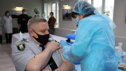 Полицейских в Киеве начали вакцинировать от коронавируса второй дозой