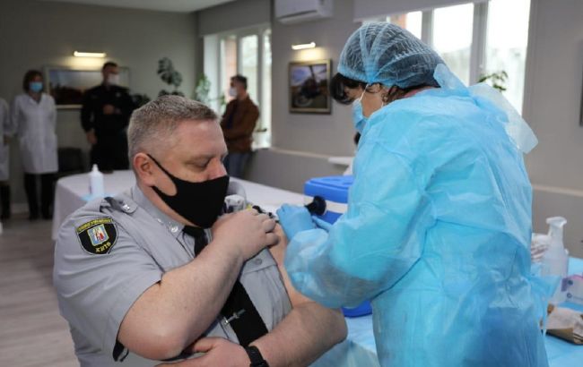 Полицейских в Киеве начали вакцинировать от коронавируса второй дозой