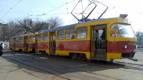 "Движение остановлено": в Киеве прорвало трубу под трамвайными рельсами