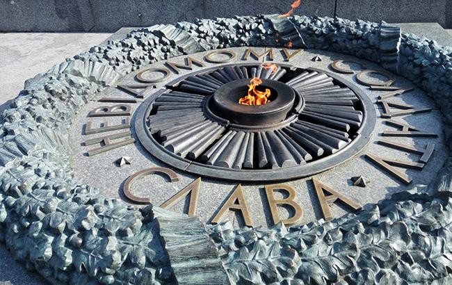 Українка, яка смажила яєчню на Вічному вогні, виграла суд