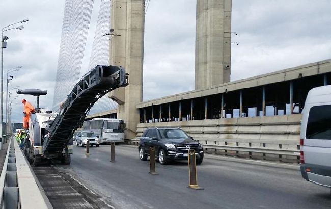 Водіїв в Києві попередили про пробки через ремонт на мостах
