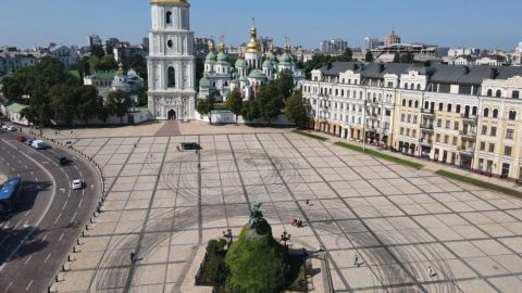 У Києві автомобілі без дозволу дрифтували на Софійській площі. Відкрито справу