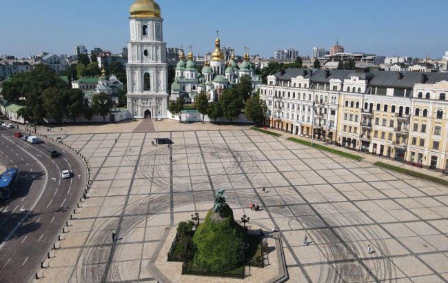 В Киеве автомобили без разрешения дрифтовали на Софийской площади. Открыто дело