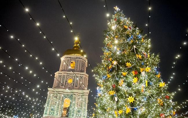 Если нет места - ставим на потолок: знаменитости показали новогодние елки