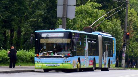 Відмовили гальма: у Дніпрі тролейбус врізався в маршрутку (фото, відео)